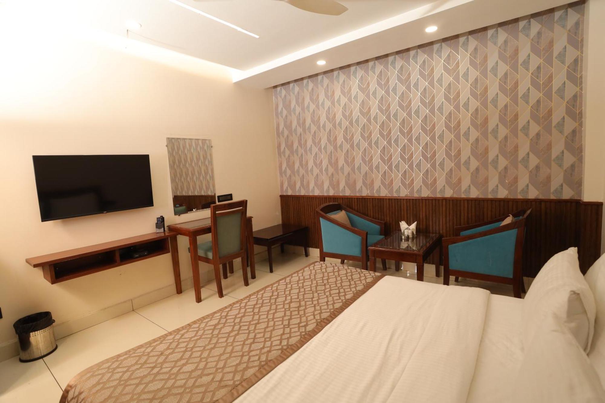 Hotel Leela Grande Karnal Exterior photo